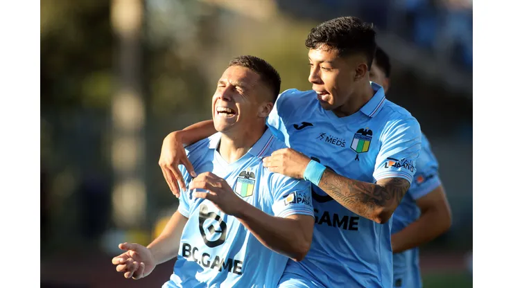 Futebol, O'Higgins vs Esporte Clube Bahia, Segunda Fase, Conmebol Libertadores 2026. O jogador do O'Higgins, Francisco González (à esquerda), comemora seu gol contra o Esporte Clube Bahia durante partida da Conmebol Libertadores disputada no Estádio Codelco El Teniente, em Rancagua, Chile. 18/02/2026. Jorge Loyola/Photosport.
