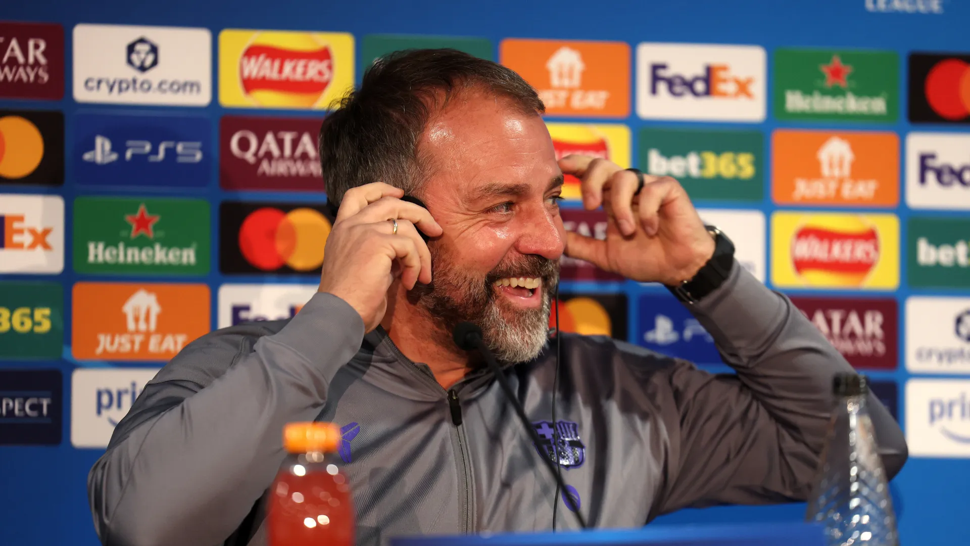 Hansi Flick sorri durante coletiva do Barcelona