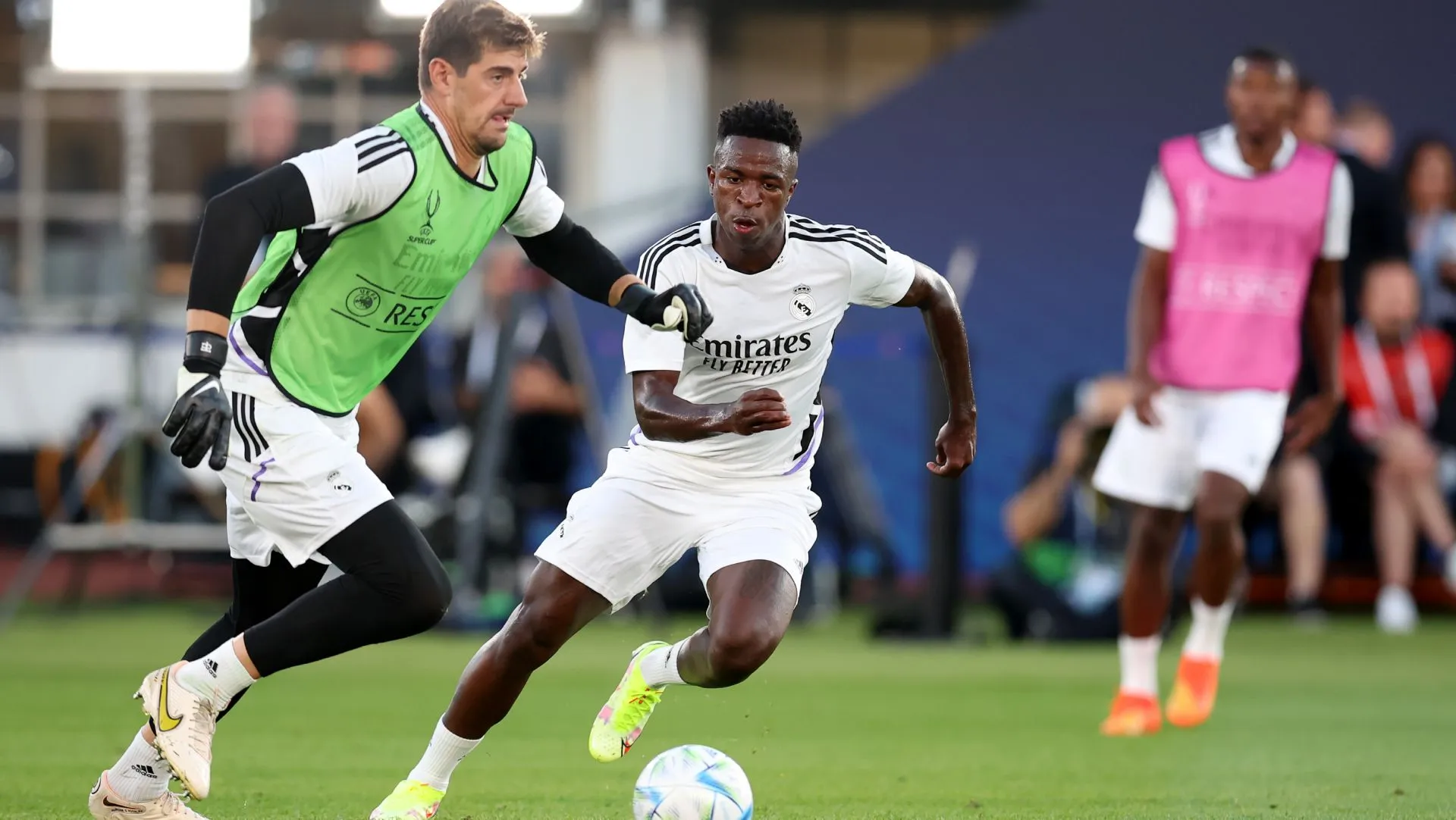Thibaut Courtois e Vinicius Júnior durante treino do Real Madrid. Foto: Alex Grimm/Getty Images