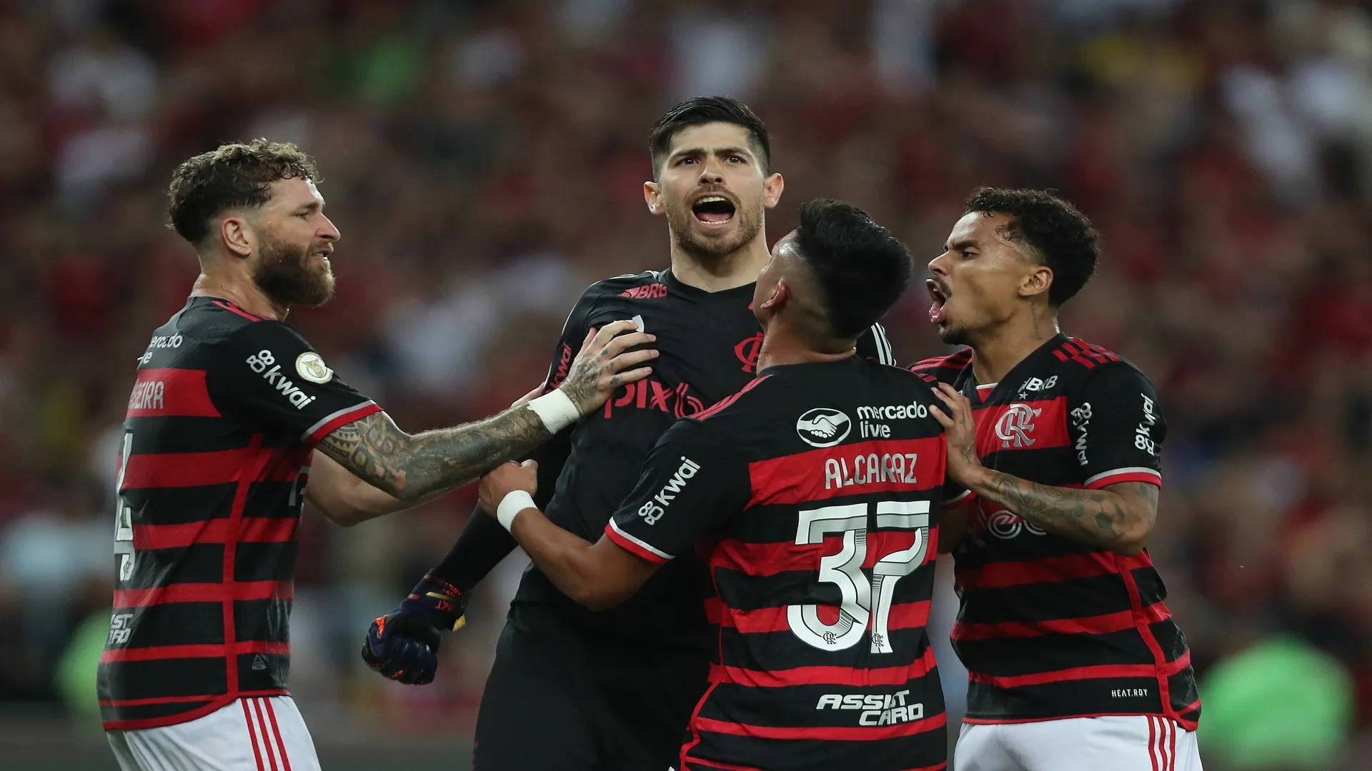 Jogadores do Flamengo em partida do Brasileirão 2024 contra o Fluminense – Wagner Meier/Getty Images