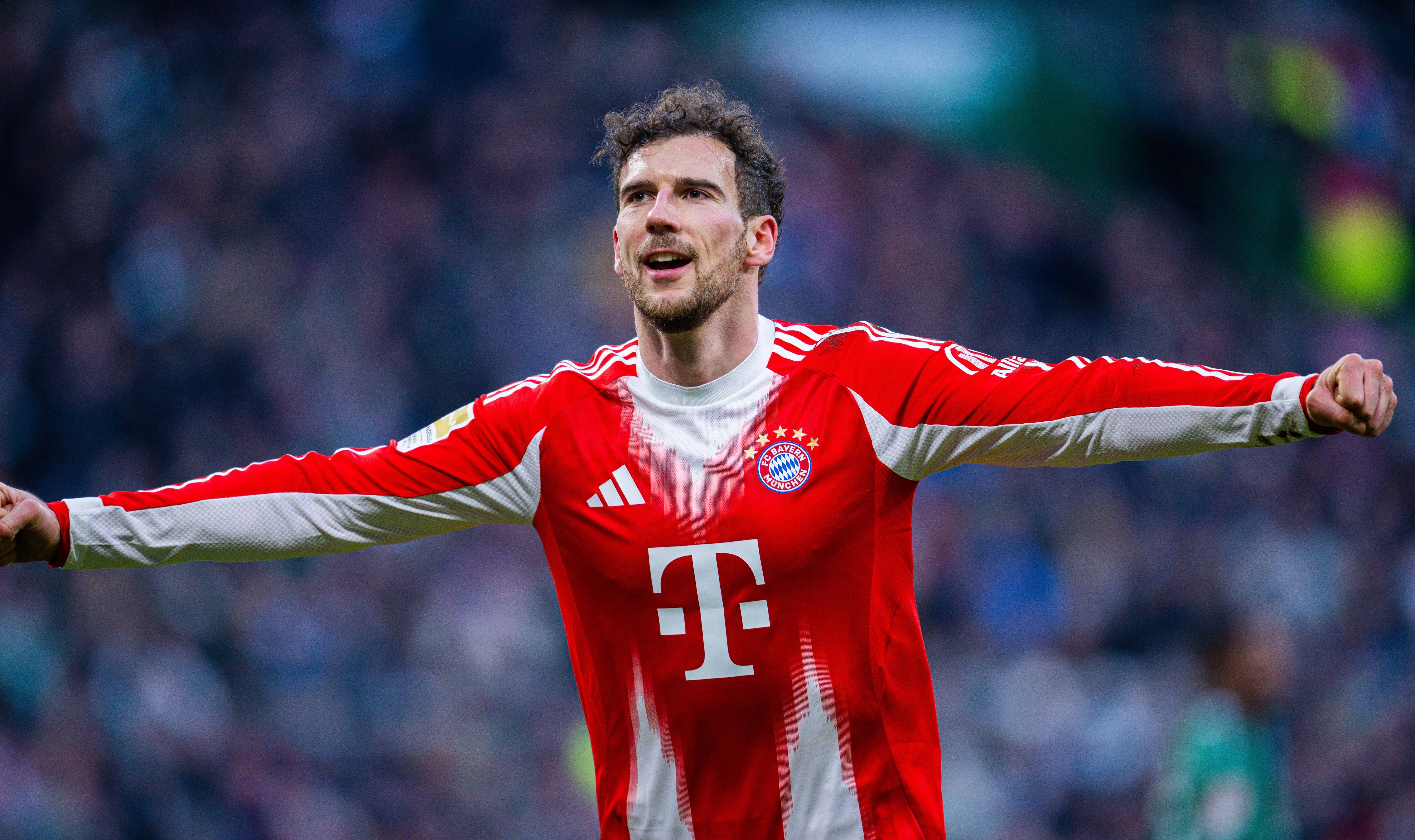 Goretzka, em campo, comemorando