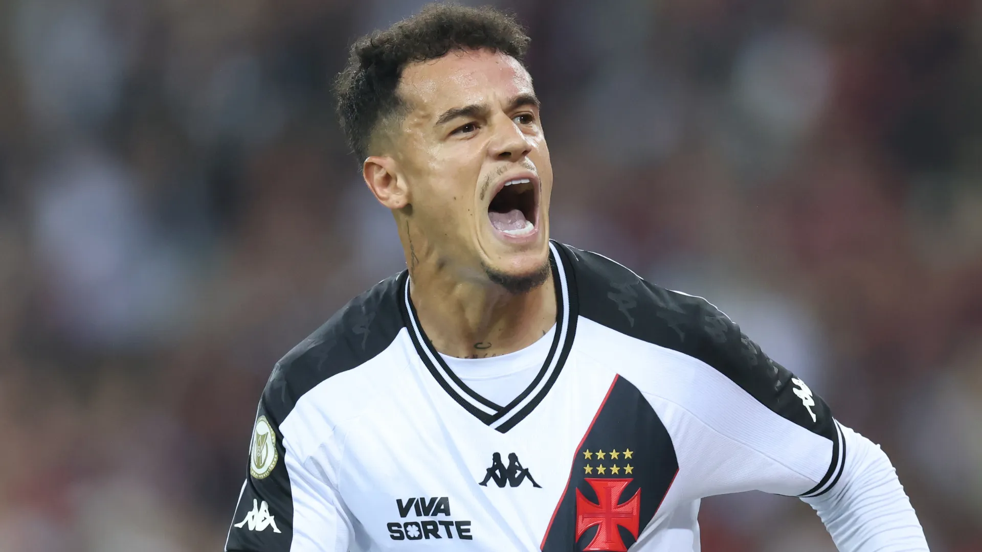 Philippe Coutinho aparece vibrando após marcar um gol pelo Vasco
