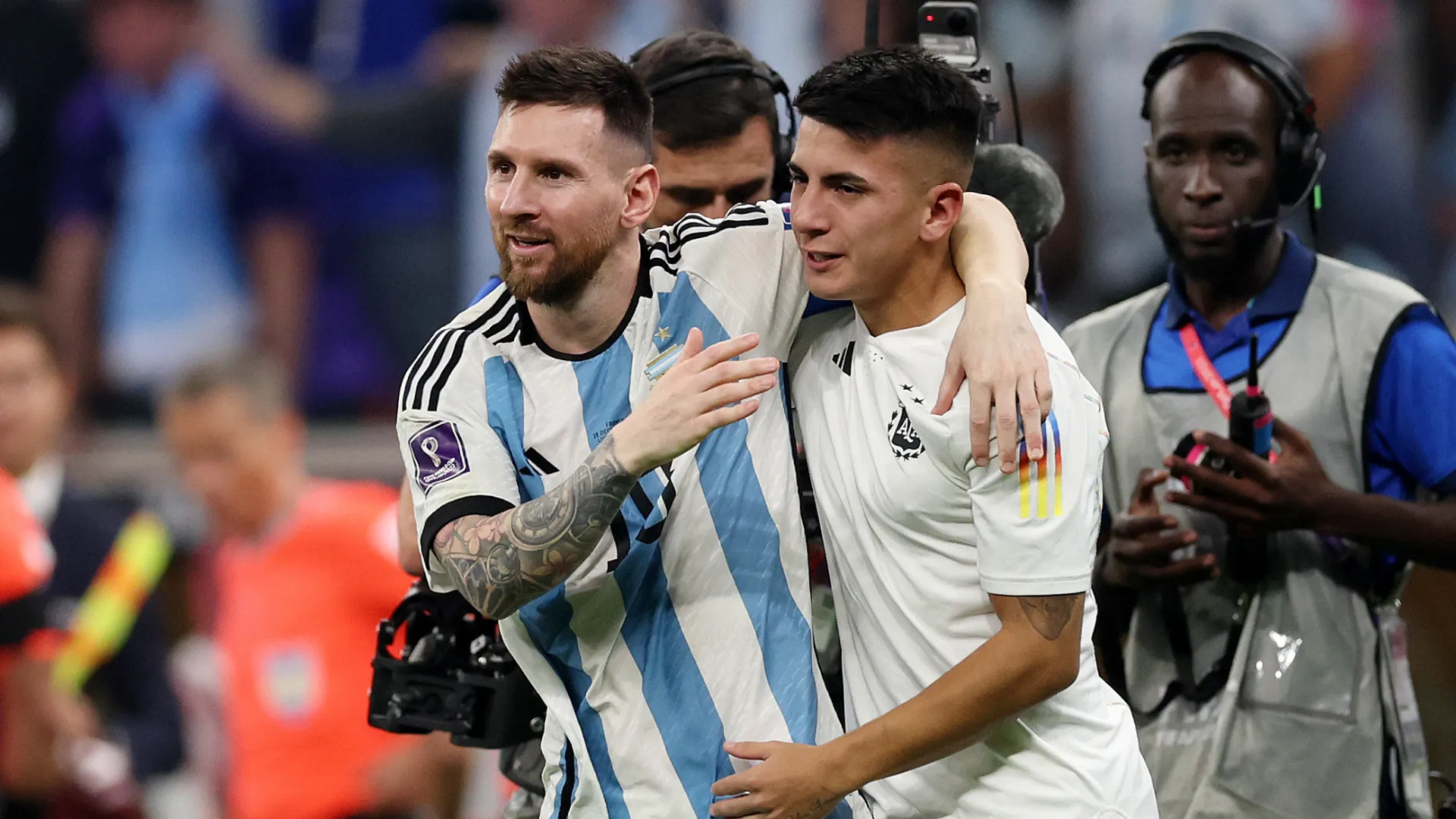 Thiago Almada comemora ao lado de Lionel Messi pela Seleção Argentina