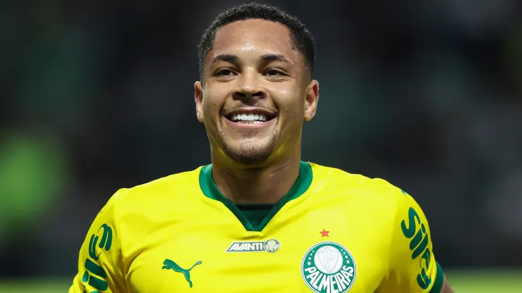 Vitor Roque em campo pelo Palmeiras. Foto: Alexandre Schneider/Getty Images