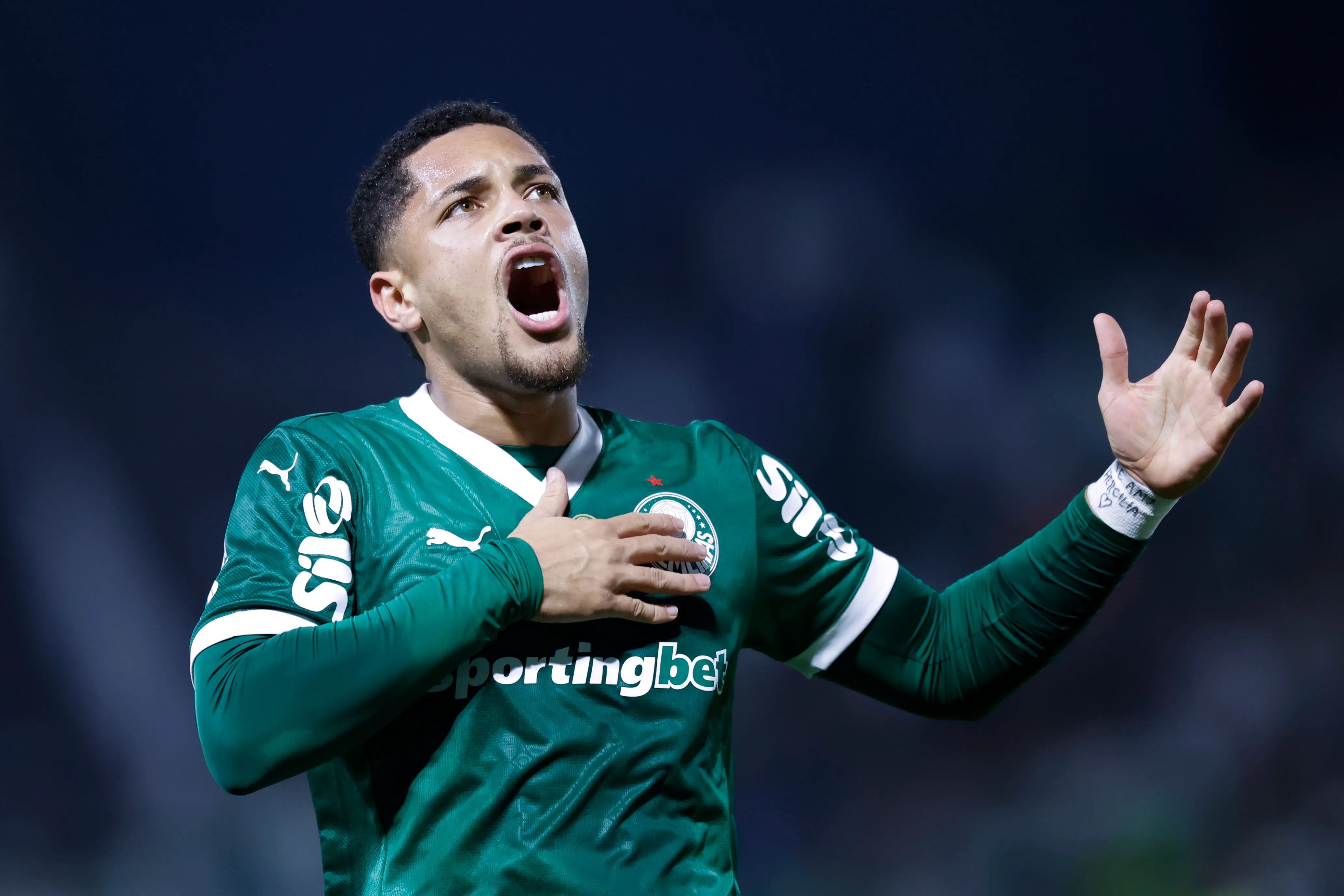 Vitor Roque segue em alta no mercado (Foto: Miguel Schincariol/Getty Images)