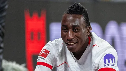 Yan Diomande se encontrou com Vinicius Jr, atacante do Real Madrid. Foto: Boris Streubel/Getty Images