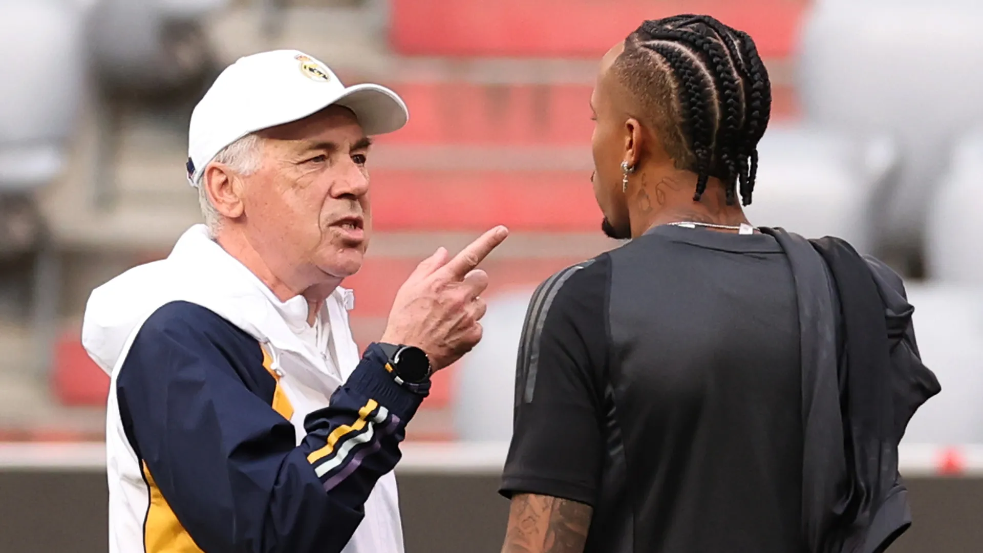 Carlo Ancelotti durante treino com Éder Militão no Real Madrid