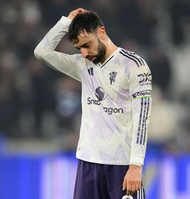 Bruno Fernandes poderia deixar o Manchester United e o clube buscar a contratação de Elliot Anderson, segundo os portais TEAMtalk e CaughtOffside. Foto: IMAGO / Mark Pain