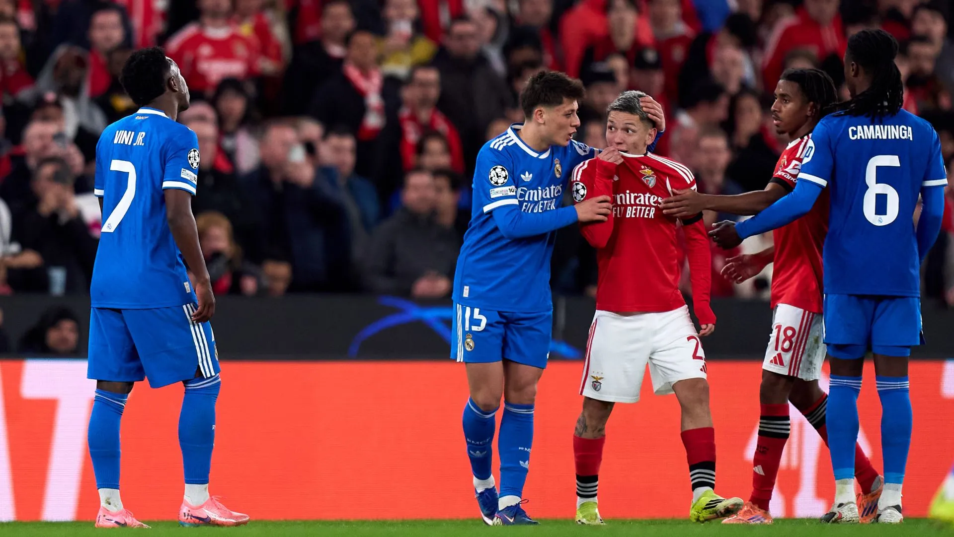 Gianluca Prestianni, do Benfica, fala com Vinicius Júnior, do Real Madrid. Foto: Angel Martinez/Getty Images)