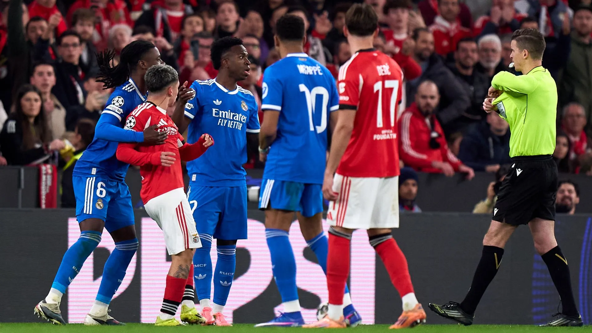 Prestianni fala com Vinicius Júnior durante partida da Champions League. Foto: Angel Martinez/Getty Images