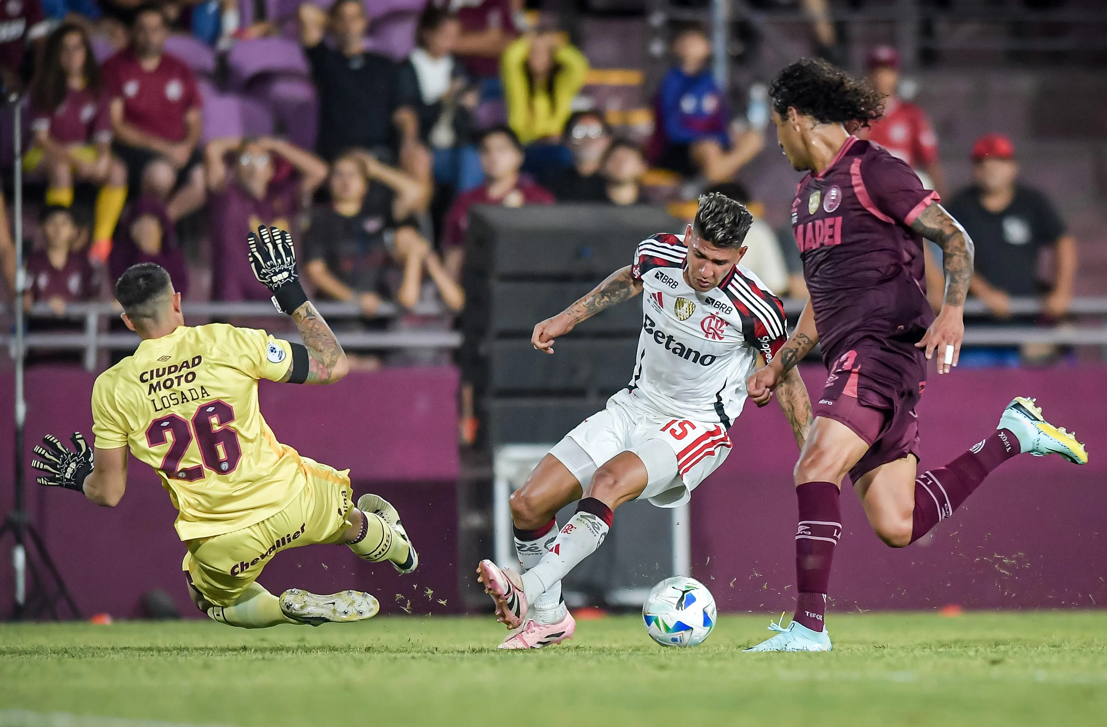 Carrascal em jogo contra o Lanús. Foto: Marcelo Endelli/Getty Images