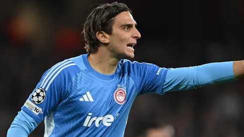 Tzolakis em campo com o Olympiacos. Foto: Mike Hewitt/Getty Images