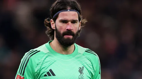 Alisson em campo com as cores do Liverpool. Foto: Lewis Storey/Getty Images