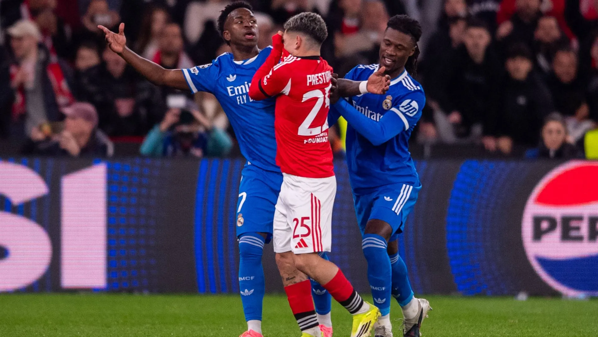 Prestianni com Vinicius Júnior. Foto: IMAGO/Fio de imprensa ZUMA