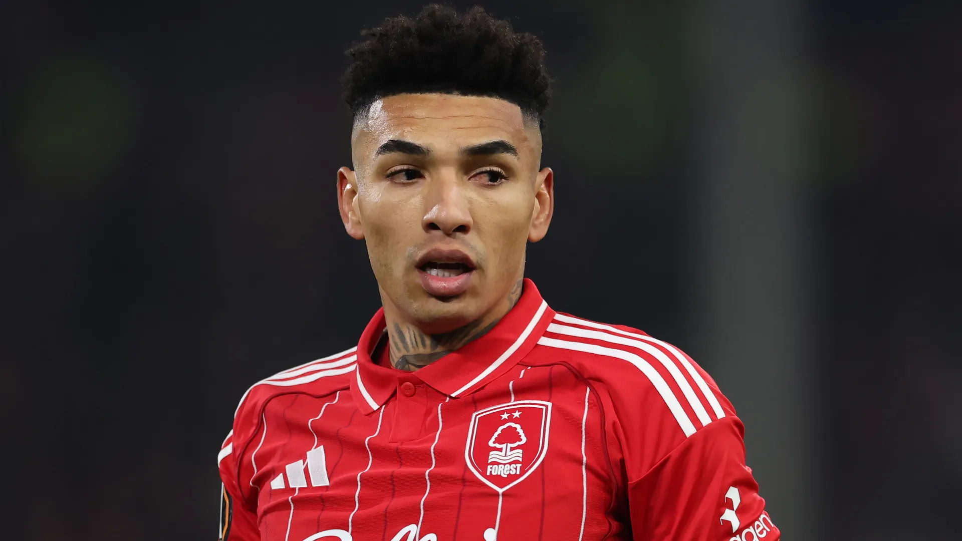 Igor Jesus aparece olhando para o lado durante uma partida com o Nottingham Forest