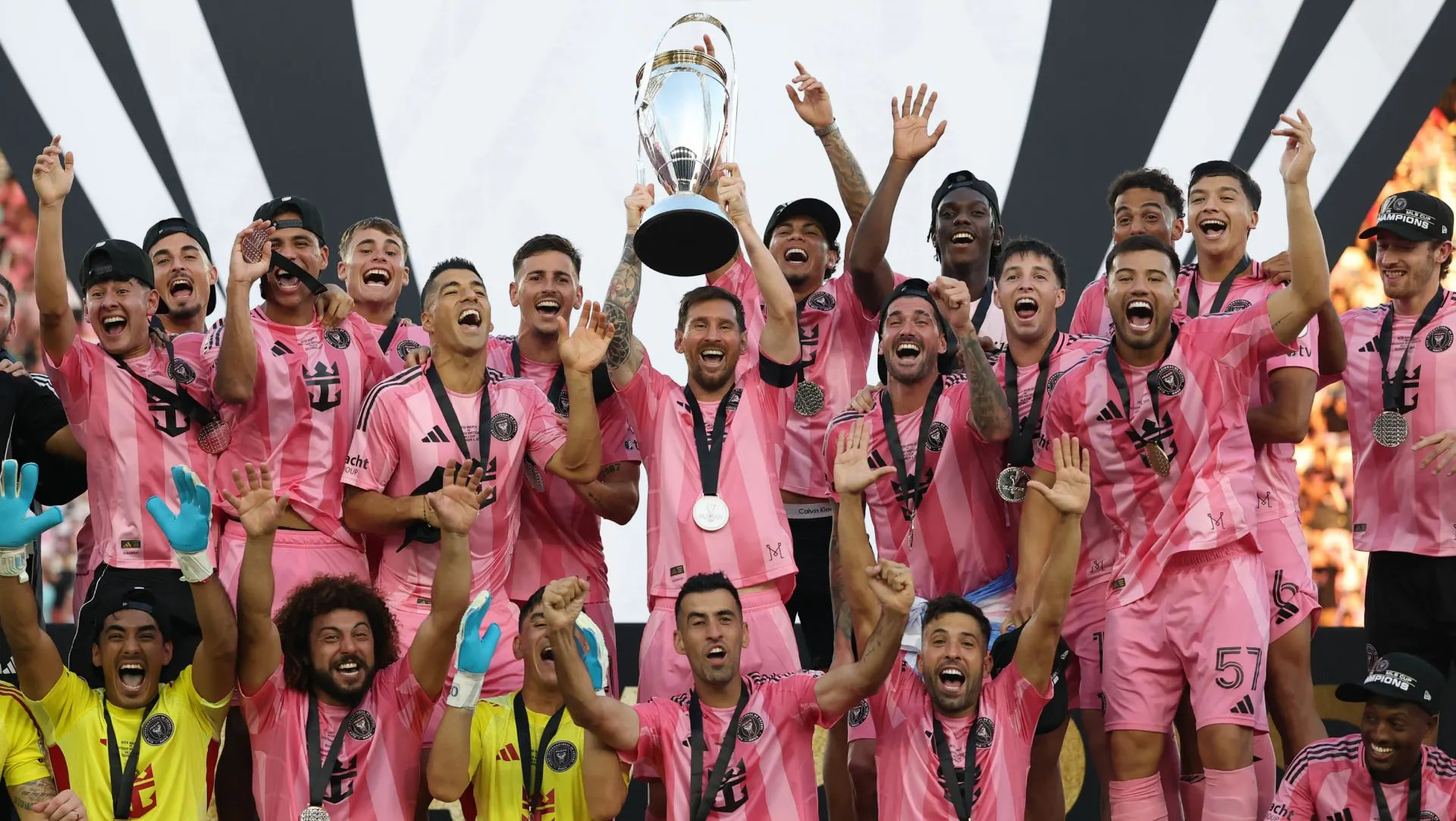 Inter Miami levanta troféu de campeão da MLS Cup 2025. Foto: Elsa/Getty Images