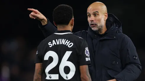 Savinho e Guardiola em jogo do Manchester City