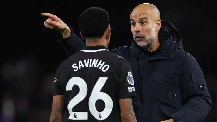 Savinho e Guardiola em jogo do Manchester City