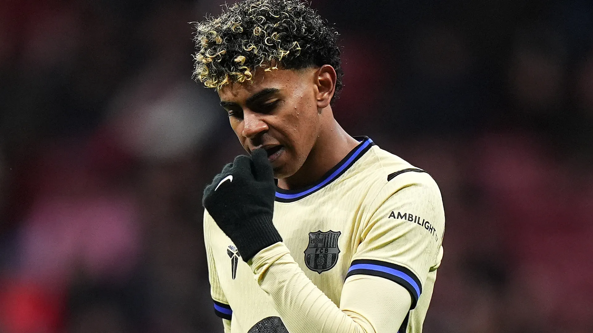 Lamine Yamal aparece frustrado durante uma partida do Barcelona