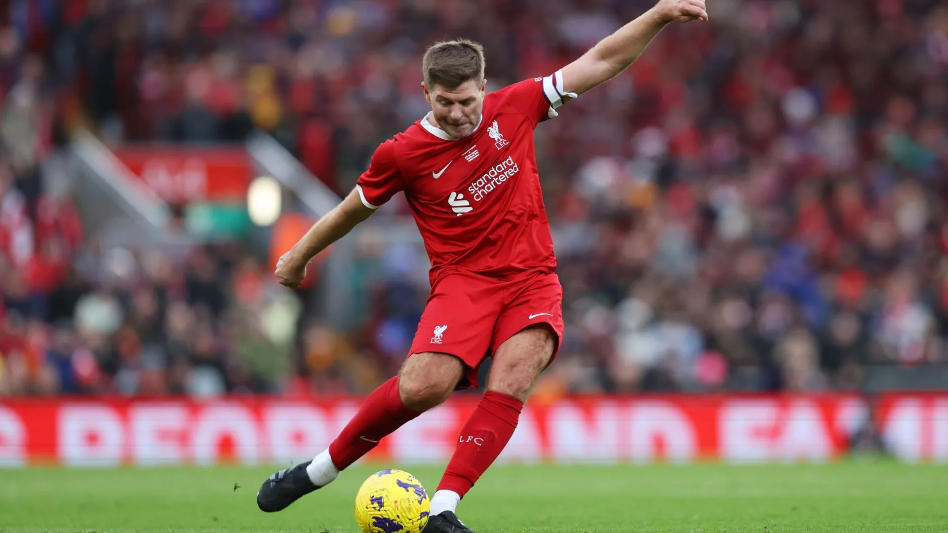 Gerrard é ídolo da torcida do Liverpool (foto: Clive Brunskill/Getty Images)