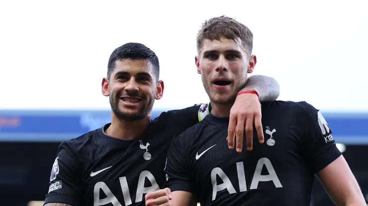 Romero e Van de Ven, zagueiros do Tottenham (Photo by Molly Darlington/Getty Images)