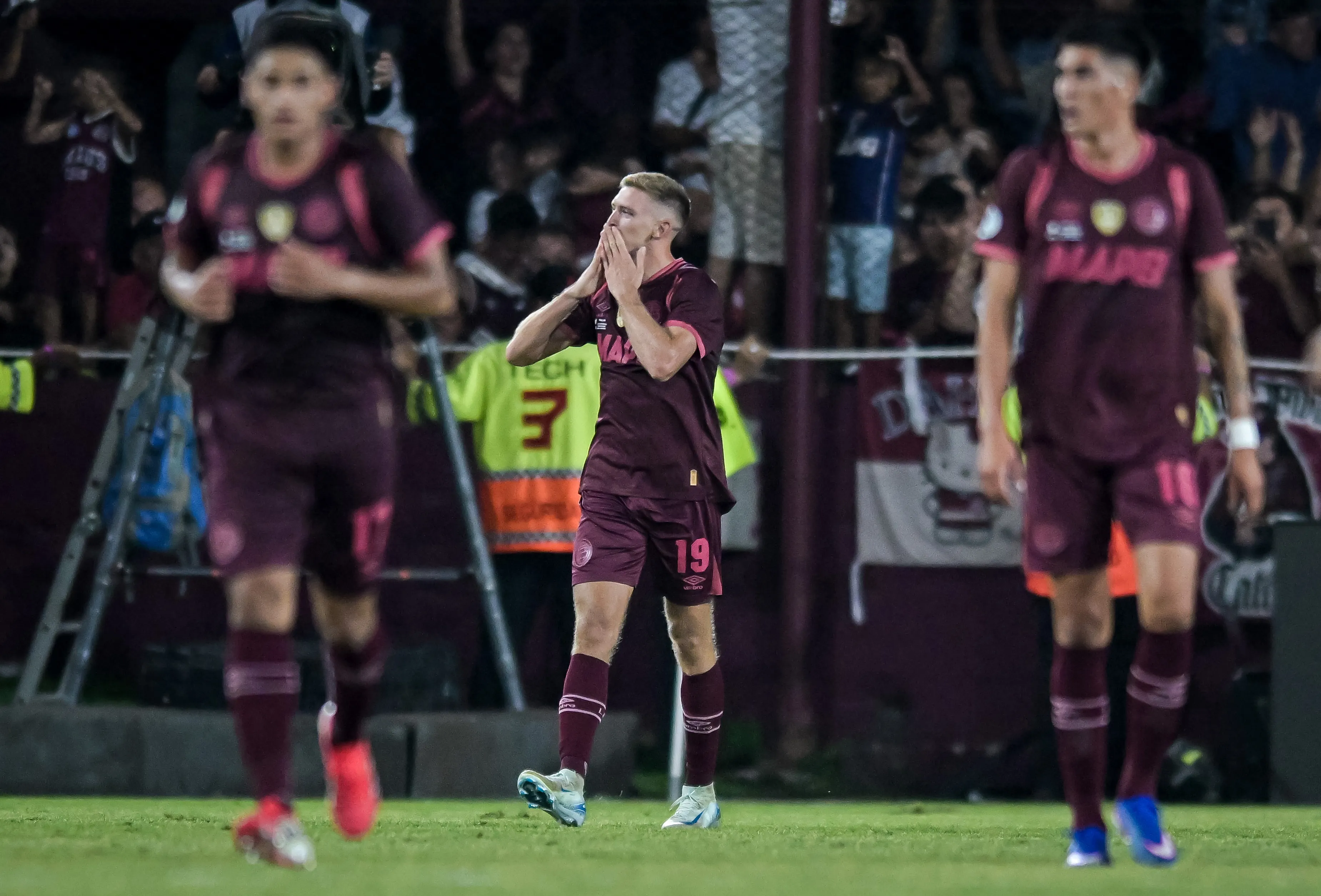 Rodrigo Castillo em ação pelo Lanús. (Foto: Marcelo Endelli/Getty Images)
