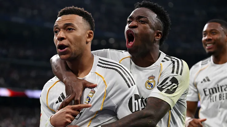 Mbappé ao lado de Vinicius Júnior em um jogo do Real Madrid. Foto: Denis Doyle/Getty Images