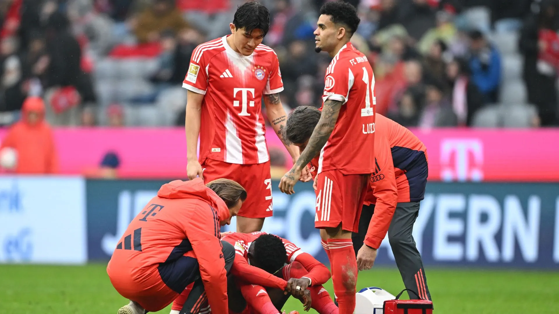 Davies se machucou e foi substituído (foto: Christian Kaspar-Bartke/Getty Images)