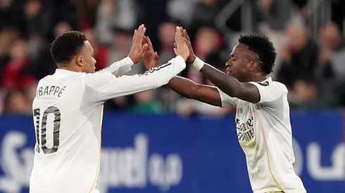 Vini Jr. e Mbappé comemoram gol pelo Real Madrid. Juan Manuel Serrano Arce/Getty Images.