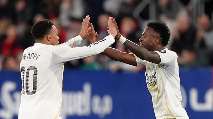 Vini Jr. e Mbappé comemoram gol pelo Real Madrid. Juan Manuel Serrano Arce/Getty Images.