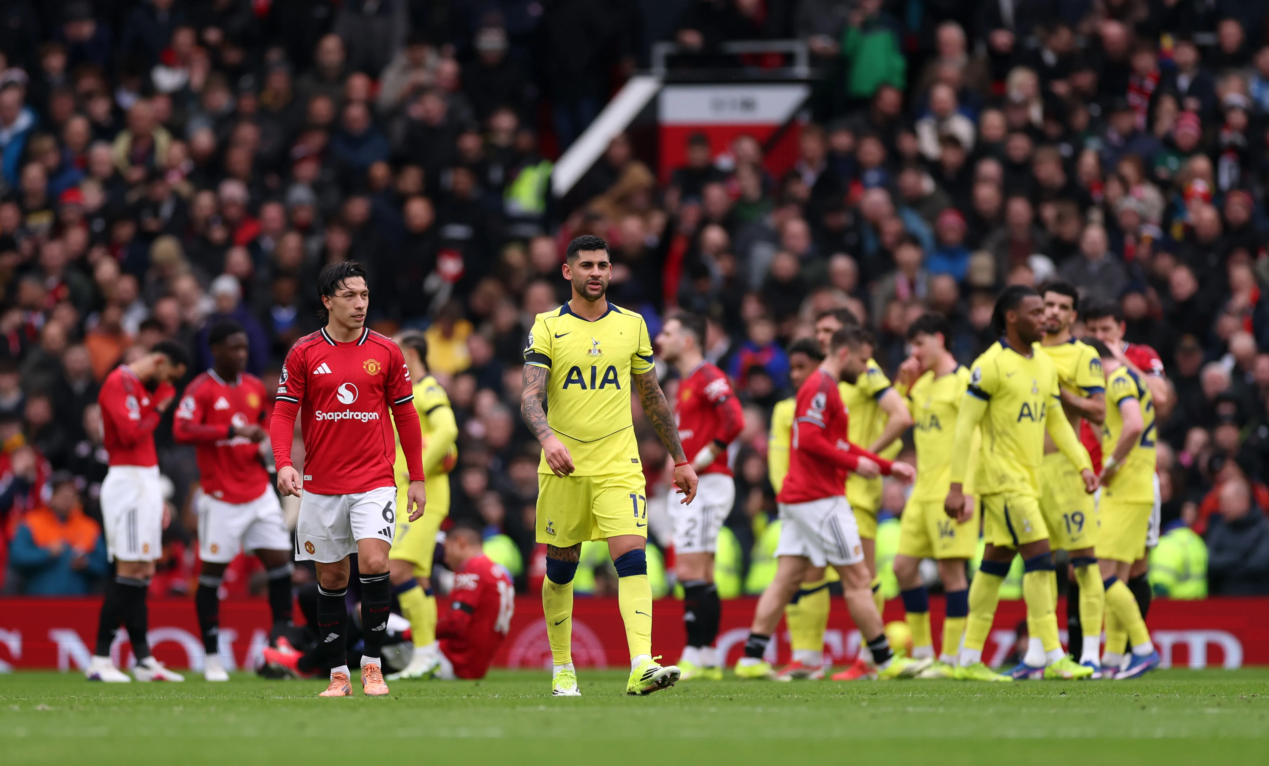 Cristian Romero será desfalque após expulsão contra o Manchester United . (Foto: Carl Recine/Getty Images)