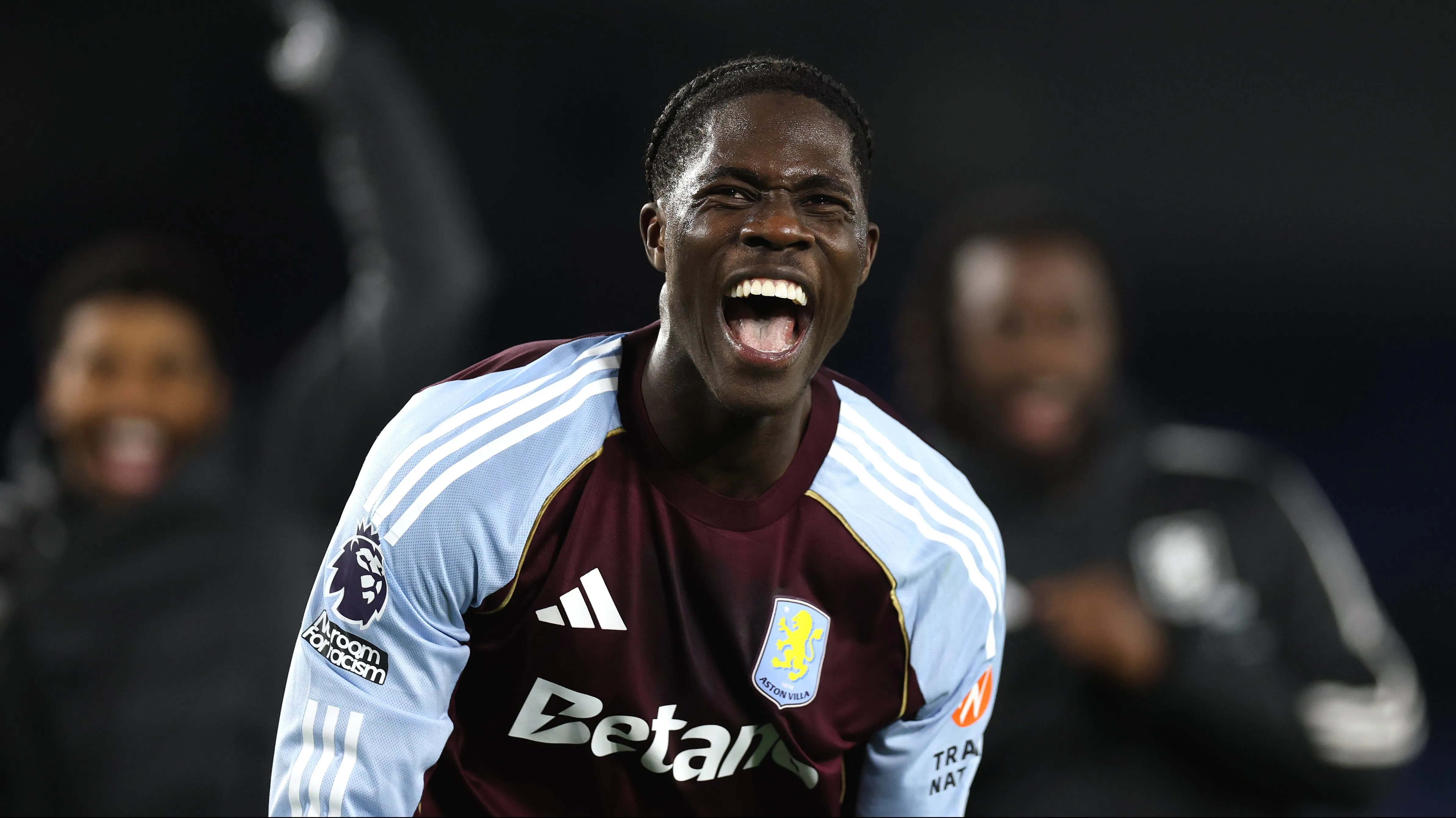 Amadou Onana, alvo do Manchester United, em jogo do Aston Villa. Foto: Alex Pantling/Getty Images