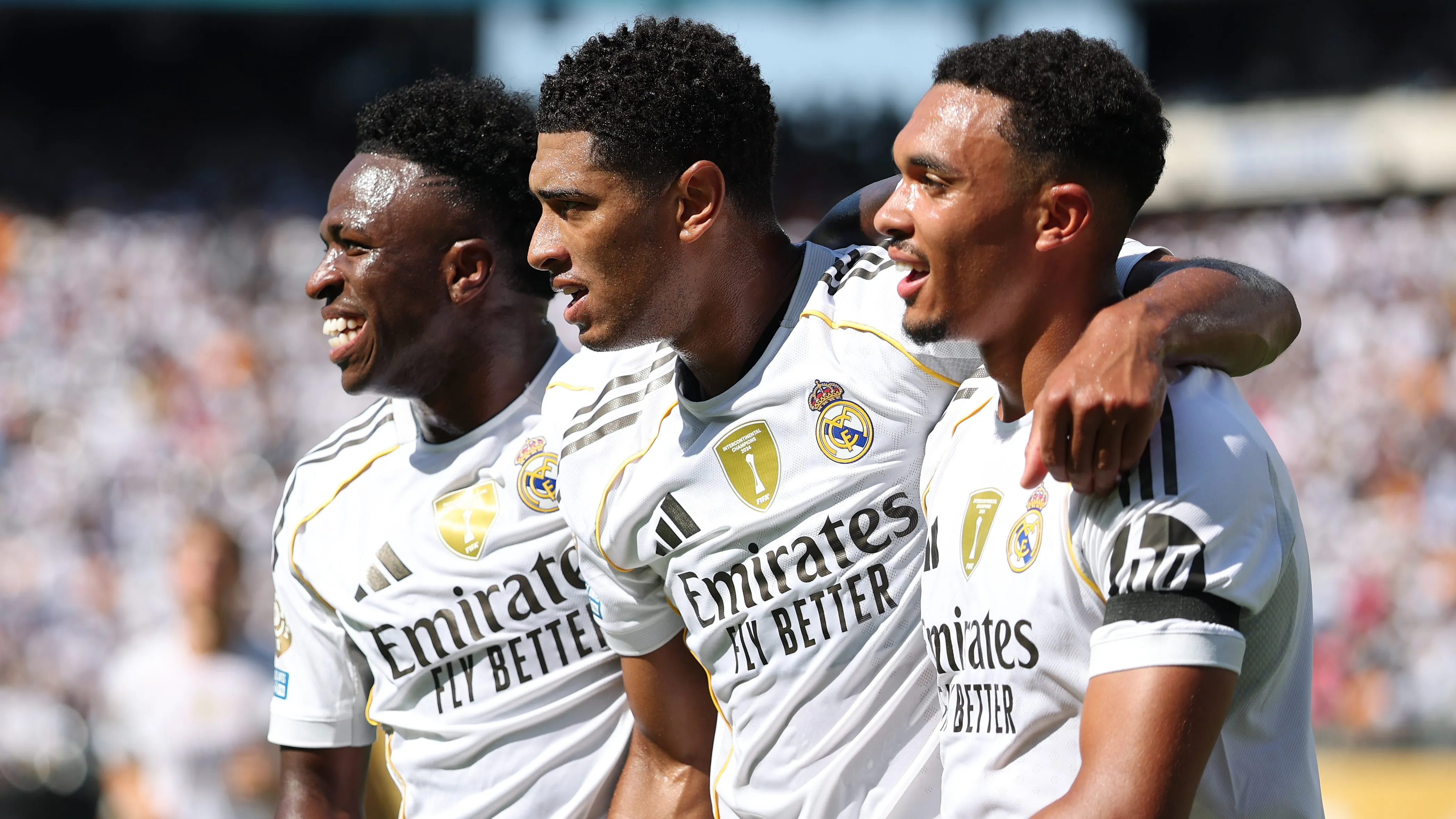 Vini Jr, do Brasil, Bellingham e Arnold juntos no Real Madrid. Foto: Francois Nel/Getty Images
