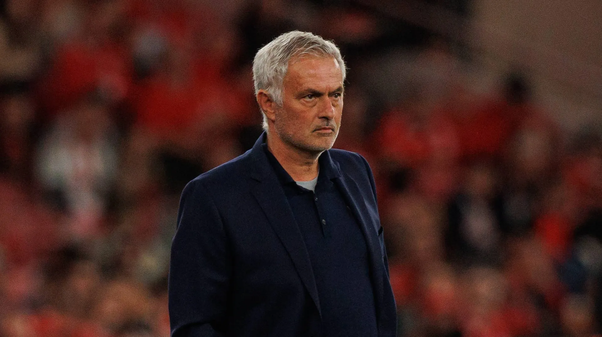 José Mourinho é visto durante jogo da Liga Portugal entre SL Benfica e AFS Aves (Imagens Brutas de Luis Loureiro) Lisboa Estádio da Luz Portugal Direitos Autorais xLuisxLoureirox LuisLoureiro_Benfica_AVS2526-35. Foto: IMAGO / Ball Raw Images