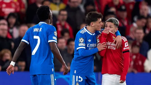 Prestianni cobre a boca para hostilizar Vini Jr. no Benfica x Real Madrid (Angel Martinez/Getty Images)