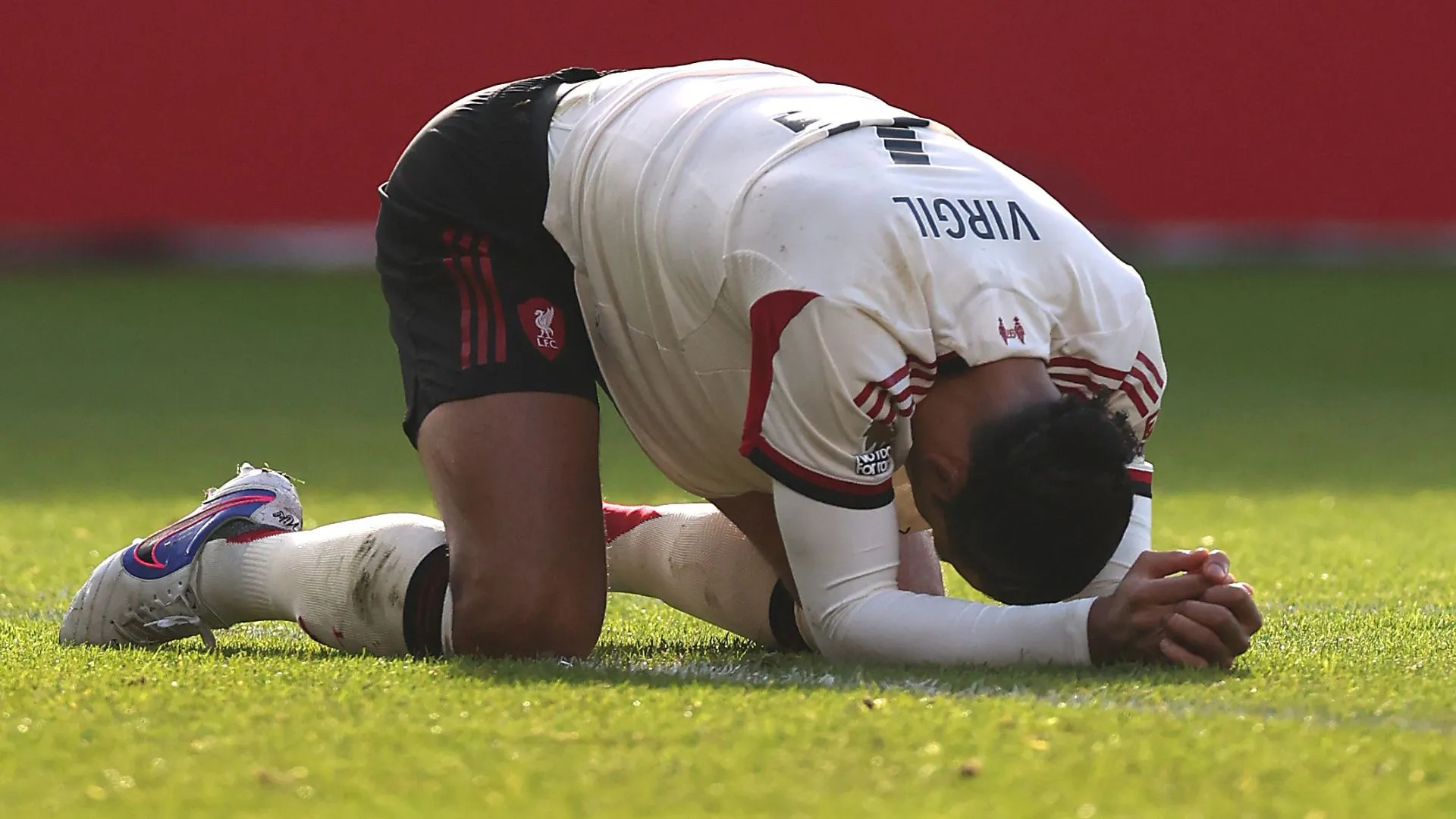 Van Dijk caído durante o jogo entre Nottingham Forest e Reds (foto: Carl Recine/Getty Images)