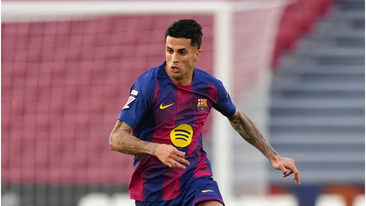 Barcelona quer manter João Cancelo caso lateral convença Hansi Flick. (Photo by Alex Caparros/Getty Images)