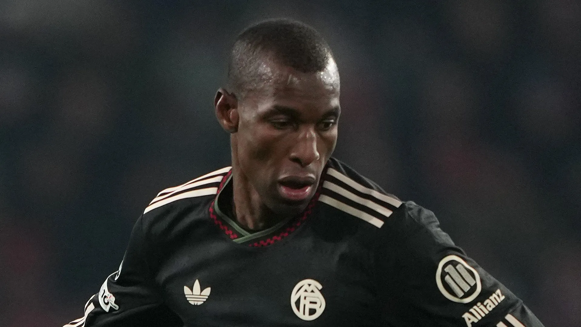 Nicolas Jackson, do FC Bayern de Munique, conduz a bola durante o primeiro tempo da partida da 8ª rodada da Fase de Liga da UEFA Champions League 2025/26, entre PSV Eindhoven e FC Bayern München, no PSV Stadion, em 28 de janeiro de 2026, em Eindhoven, Holanda. (Foto de Alex Bierens de Haan/Getty Images)