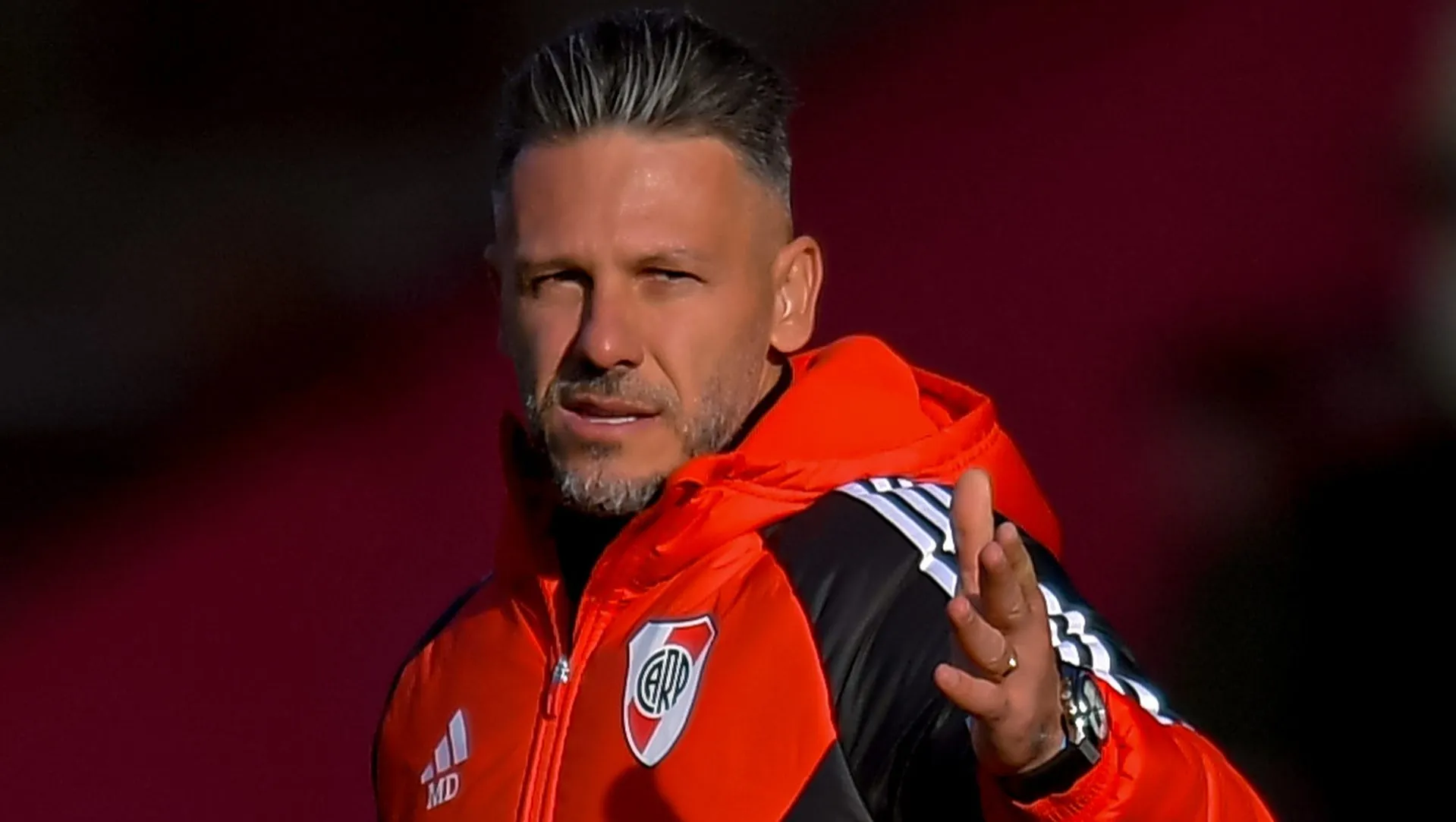 O técnico Martín Demichelis, do River Plate, observa durante partida entre Argentinos Juniors e River Plate, válida pela Liga Profissional 2024, no Estádio Diego Armando Maradona, em 25 de maio de 2024, em Buenos Aires, Argentina. (Foto de Marcelo EndelliGetty Images)