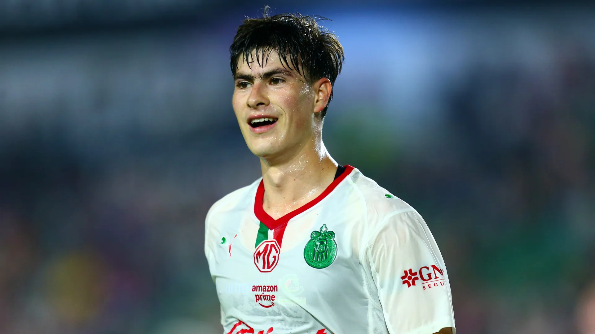 Armando González sorri durante partida do Chivas Guadalajara