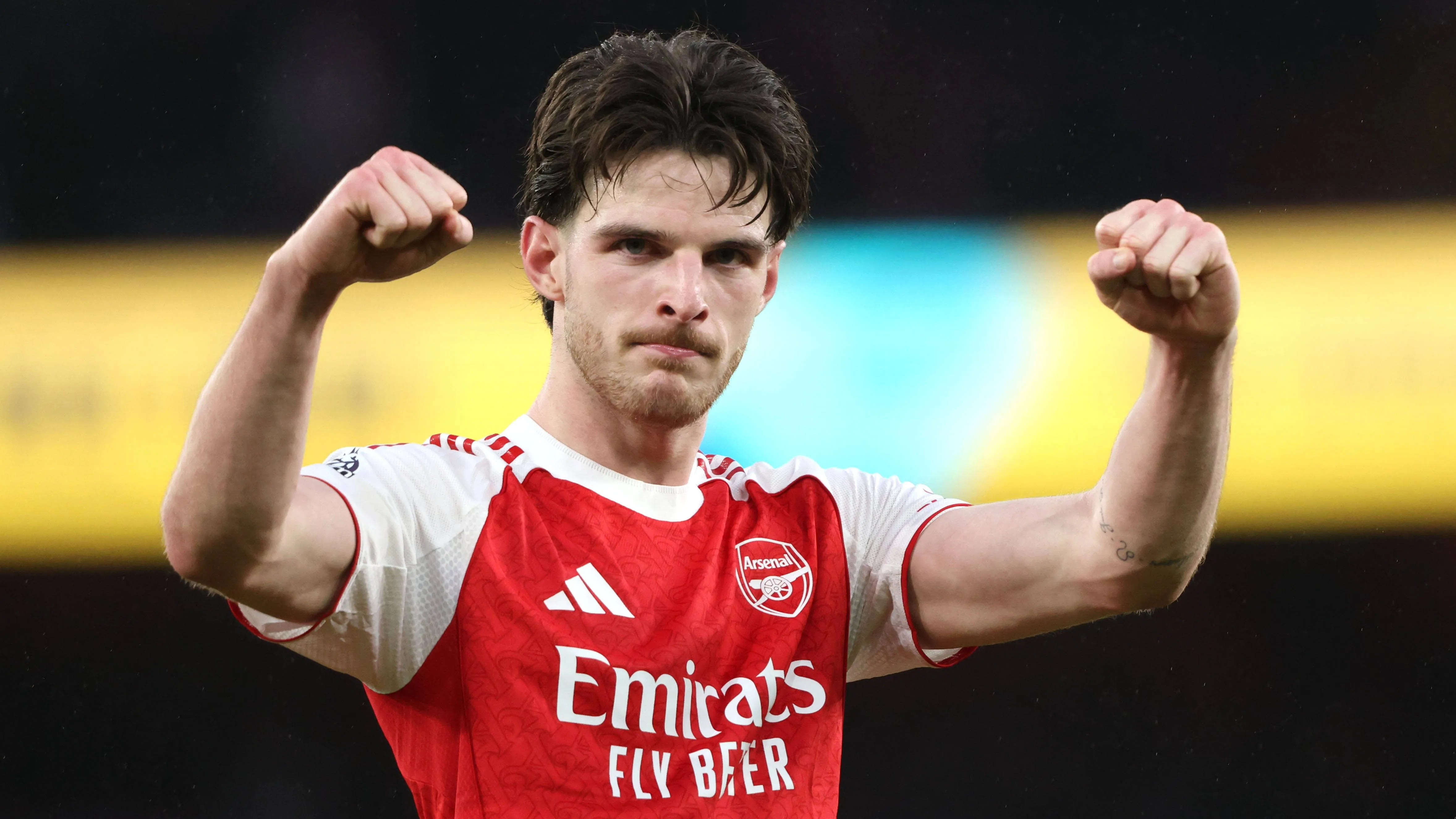 Declan Rice, em campo, comemorando