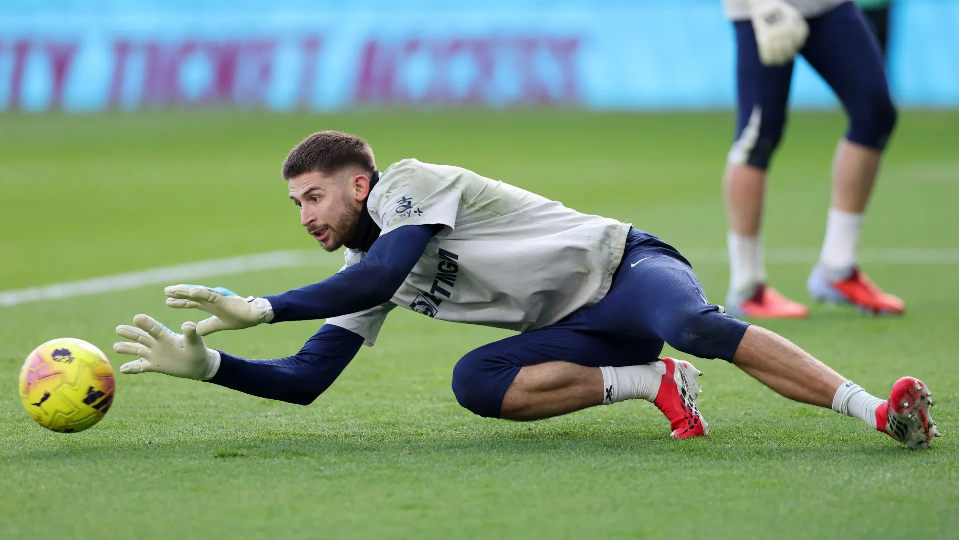Guglielmo Vicario, do Tottenham, se aquece antes da partida da Premier League. Foto: Stu Forster/Getty Images