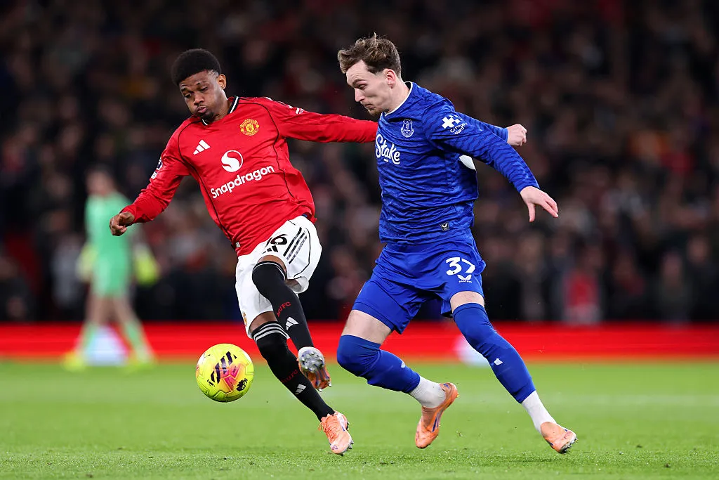 Amad Diallo, do Manchester United, disputa a posse de bola com James Garner, do Everton, durante a partida da Premier League entre Manchester United e Everton, no Old Trafford, em 24 de novembro de 2025, em Manchester, Inglaterra. (Foto de Alex Livesey/Getty Images)
