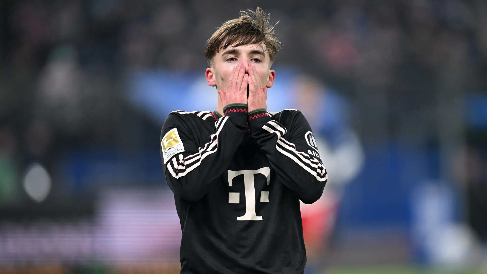 Lennart Karl lamenta durante partida do Bayern de Munique