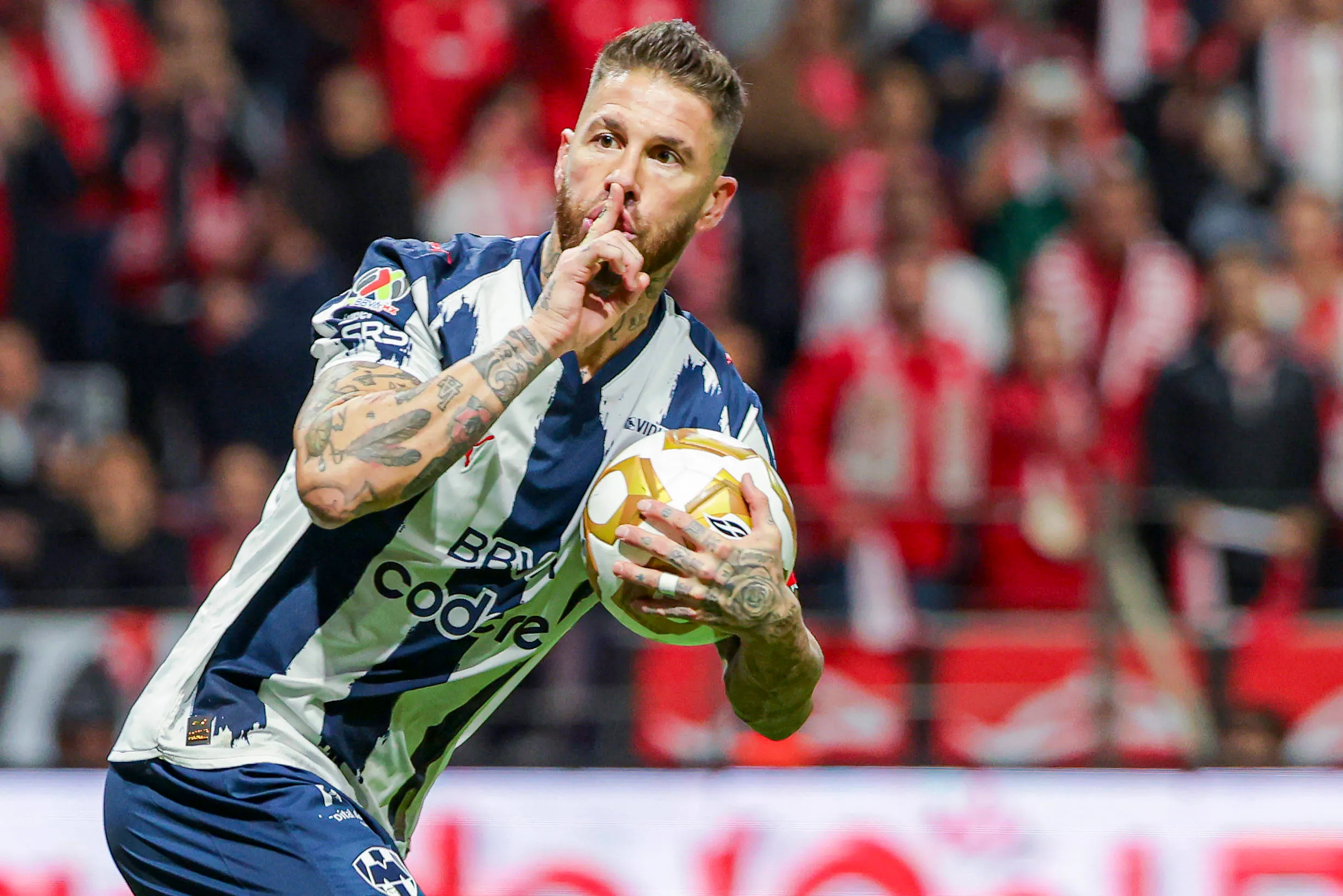 Sergio Ramos deixou o Monterrey, mas ainda não definiu seu futuro. Segundo o Marca, ele não gostaria de assinar por outro clube se não for o Real Madrid ou o Sevilla novamente. Foto: IMAGO /&nbsp;ImagenShop
