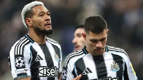 Bruno Guimarães (D), meio-campista do Newcastle (Photo by Stu Forster/Getty Images)