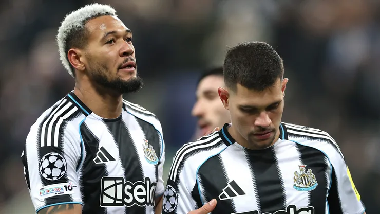Bruno Guimarães (D), meio-campista do Newcastle (Photo by Stu Forster/Getty Images)