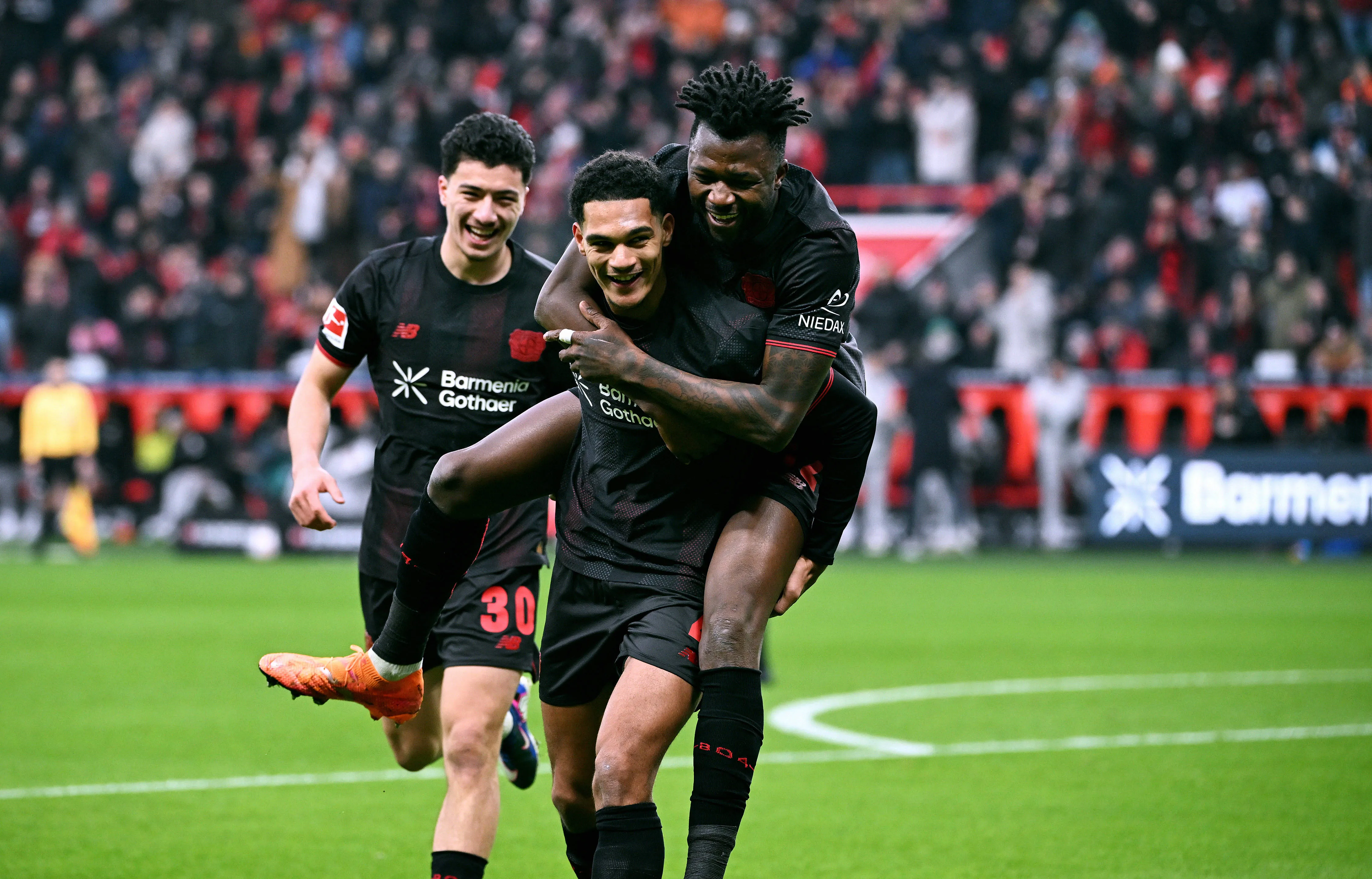 Tapsoba comemora gol pelo Bayer Leverkusen – Foto: IMAGO / Uwe Kraft
