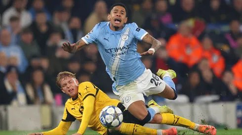 O atacante Savinho sofre falta em jogo do Manchester City (Carl Recine/Getty Images)