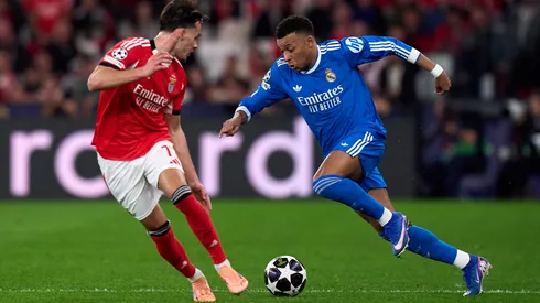 Mbappé tenta driblar rival no duelo Benfica x Real Madrid (Angel Martinez/Getty Images)
